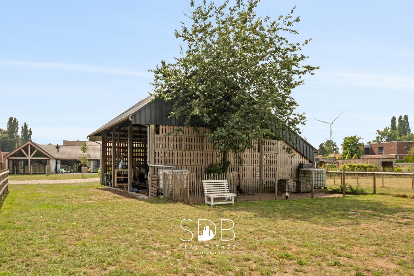 Charmante woning met aparte kantoorruimte op 14.569 m² 