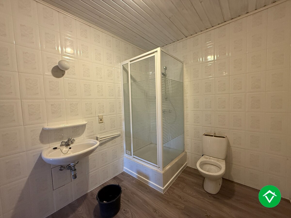 Ruime, alleenstaande woning met 6 slaapkamers en tuin te Hooglede (De Geite) 