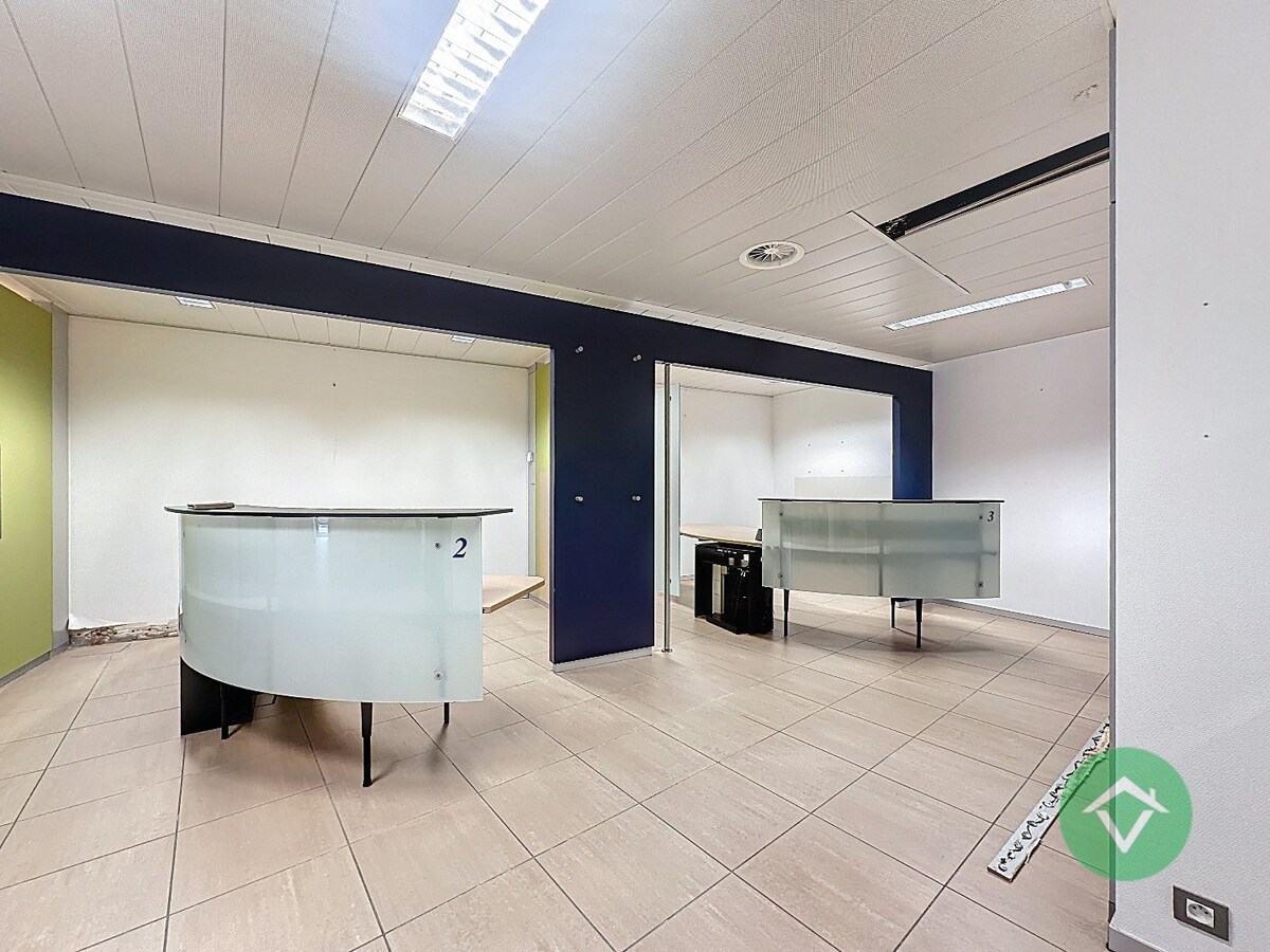 Commerciële toplocatie in Vleteren met burelen, vergaderruimtes en parking 