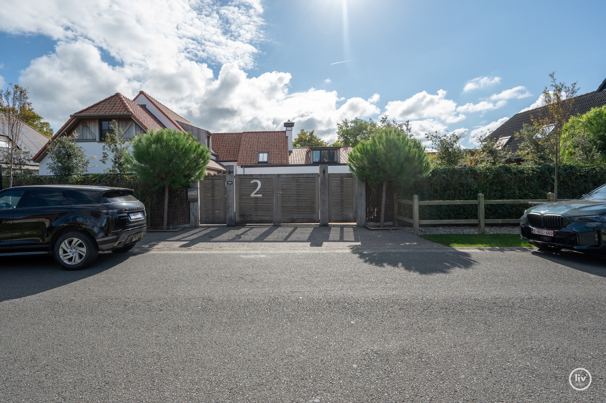 La villa récente de 2023 est située sur un terrain de 900 m², dans un havre de paix et de tranquillité. 