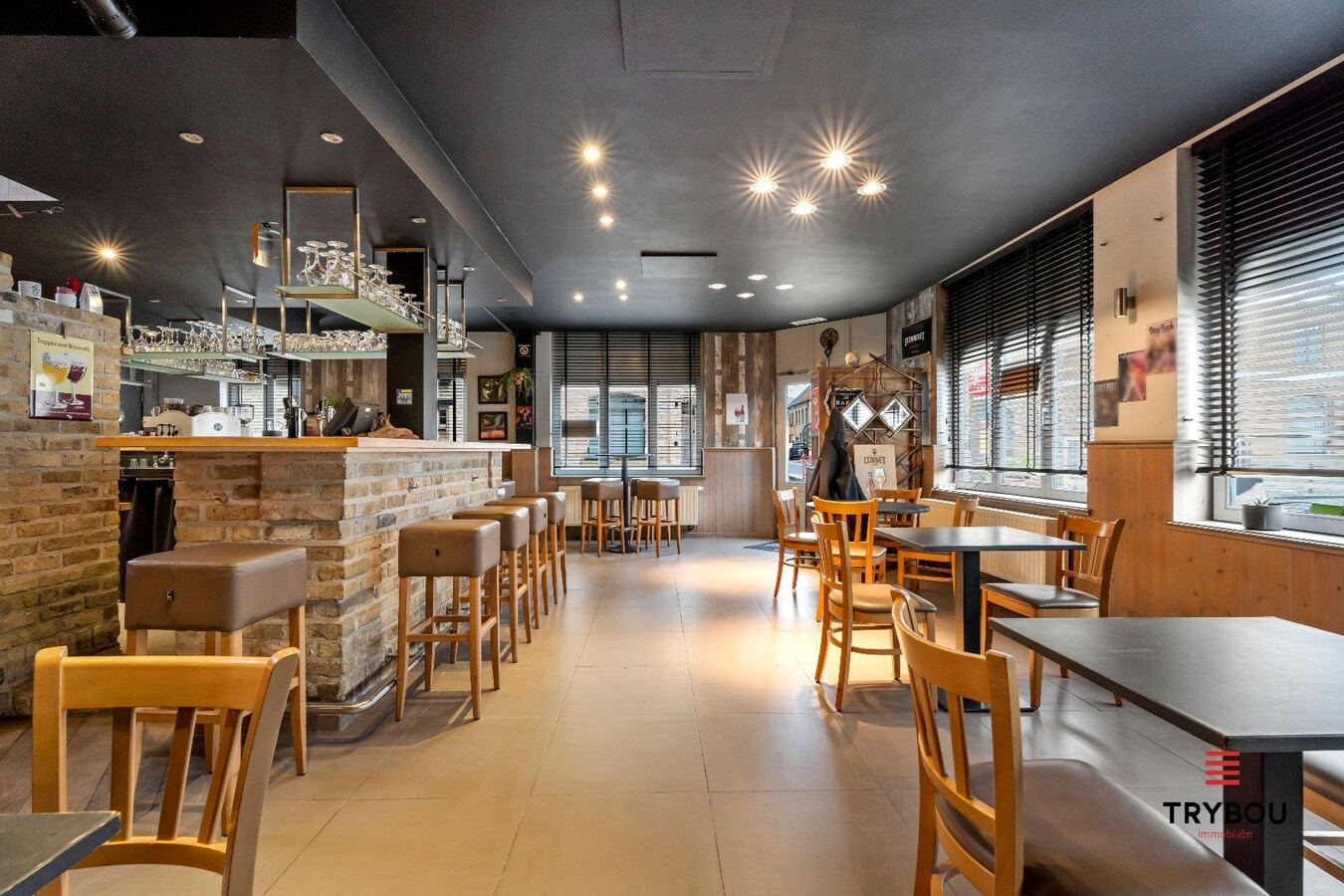 Prachtig handelspand met woonst op centrale ligging te Merkem. 