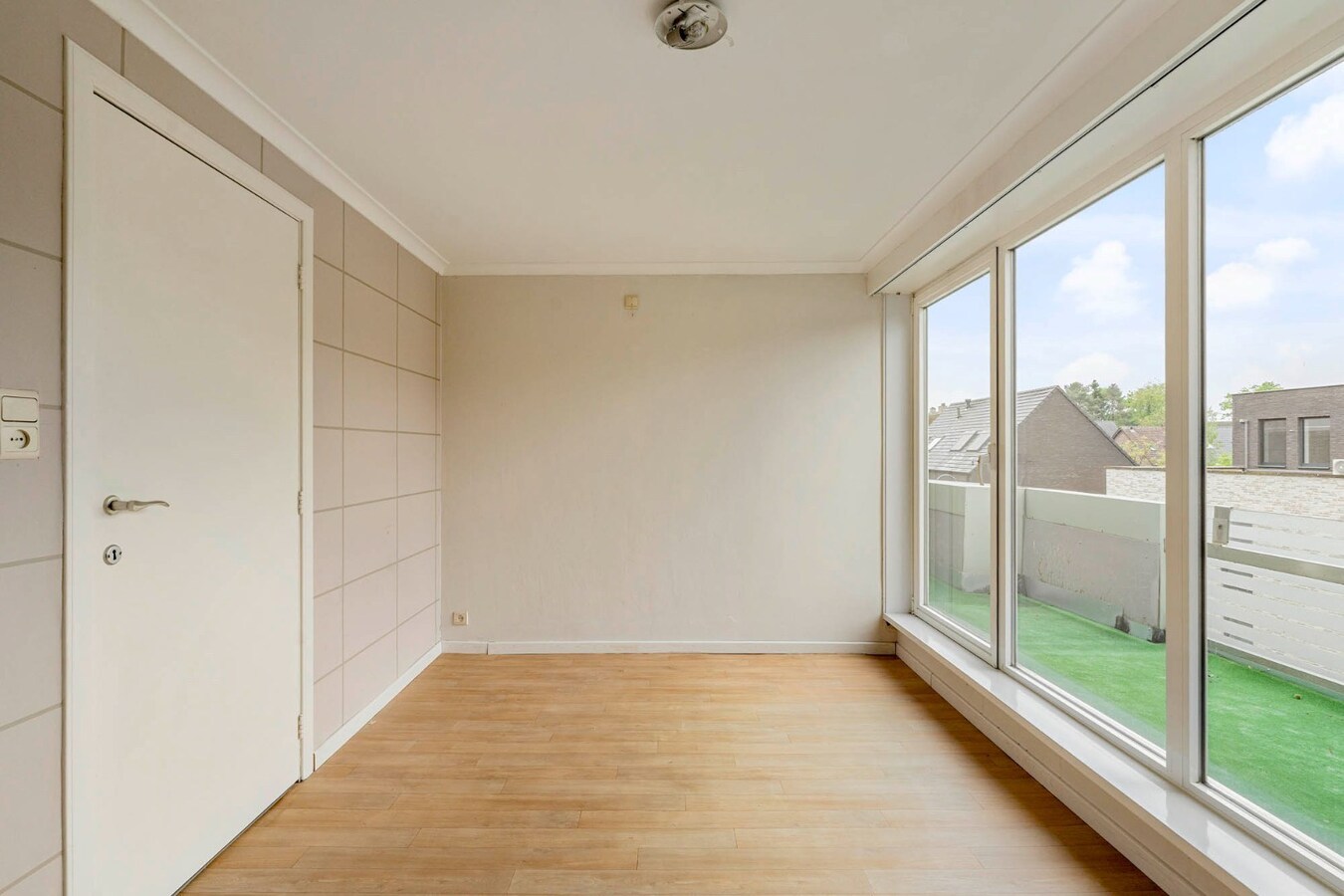 Comfortabel, zeer ruim appartement met 4 slaapkamers, terras en garage in het centrum van Neeroeteren! 