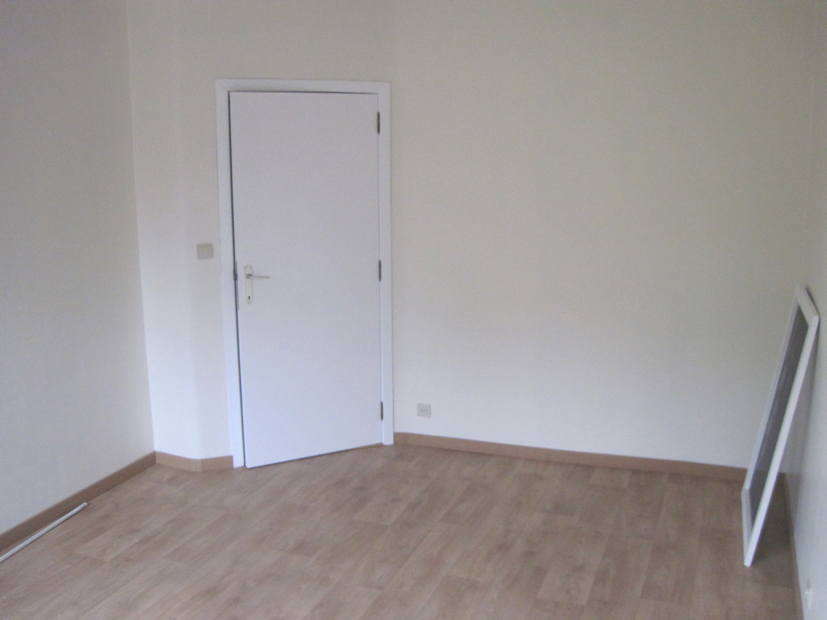 Ruim, lichtrijk appartement op de 1° verdieping. GEEN VASTE KOSTEN !! 