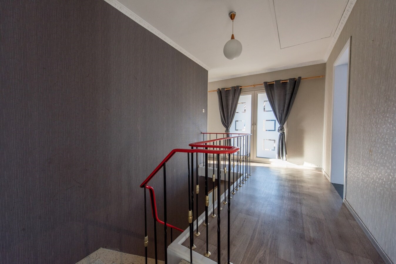 Hedendaagse woning met loods en bijgebouwen op 2.200 m² 