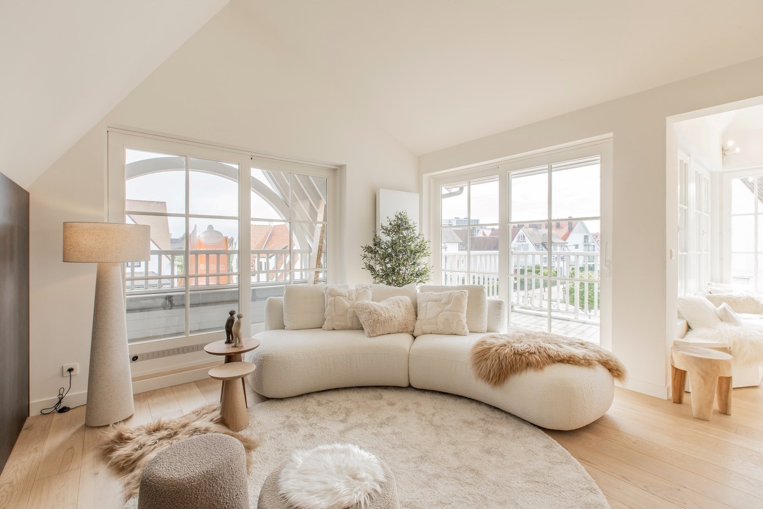 Lichtrijk penthouse appartement met aangename zonneterrassen op amper 50m wandelafstand van de Zeedijk-Albertstrand. 