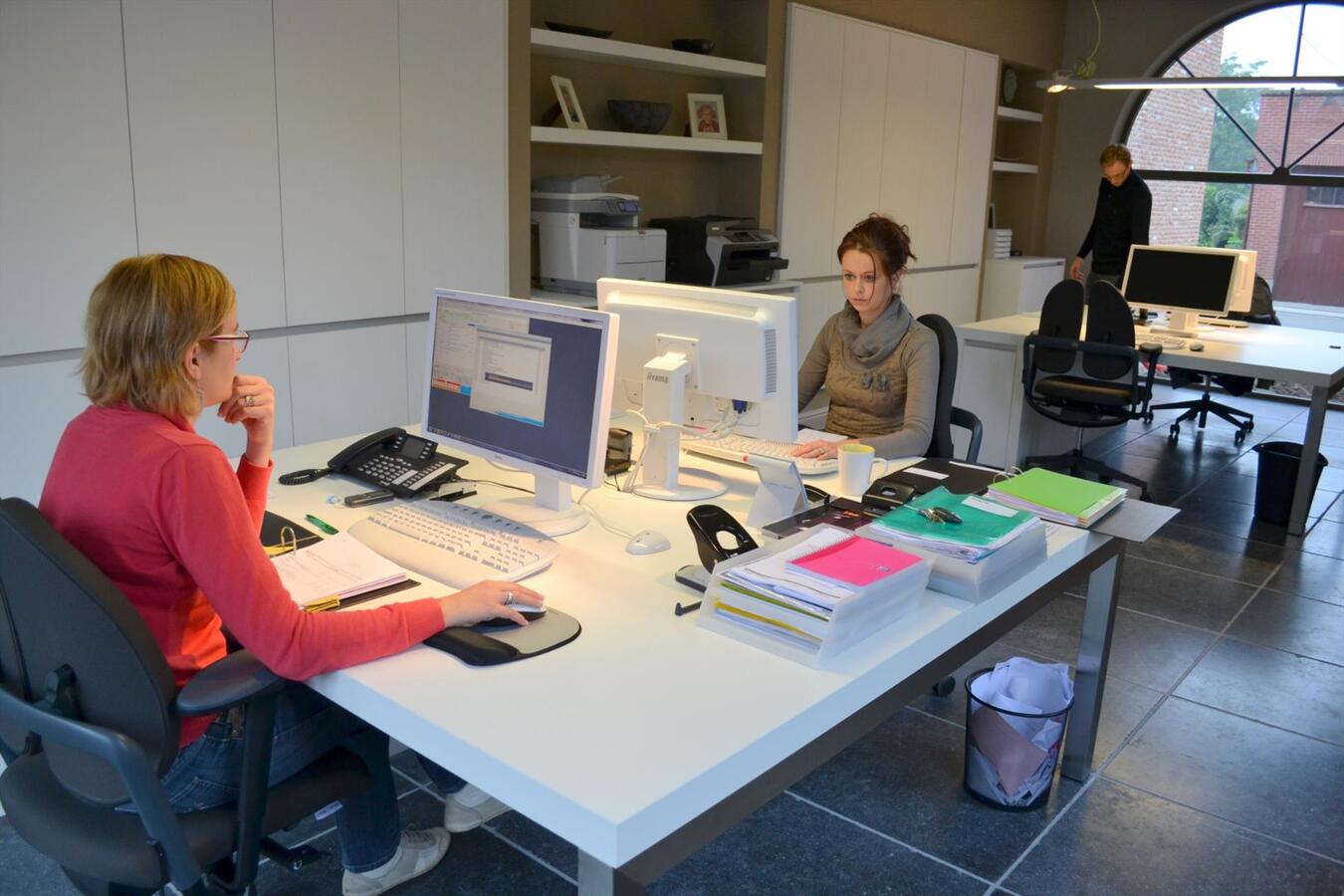 Charmante nieuwbouwvilla met bijgebouwen op 2.340 m² te St-Gillis-Waas. 