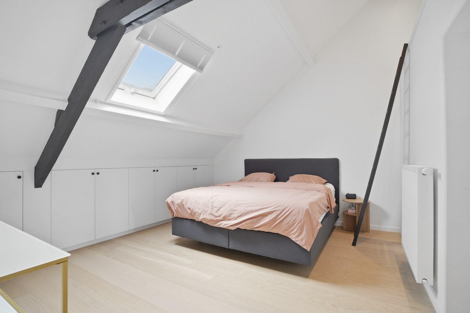Subliem gerenoveerde herenwoning met 6 slaapkamers inclusief garage in Nieuwpoort-Stad op 135 m². 