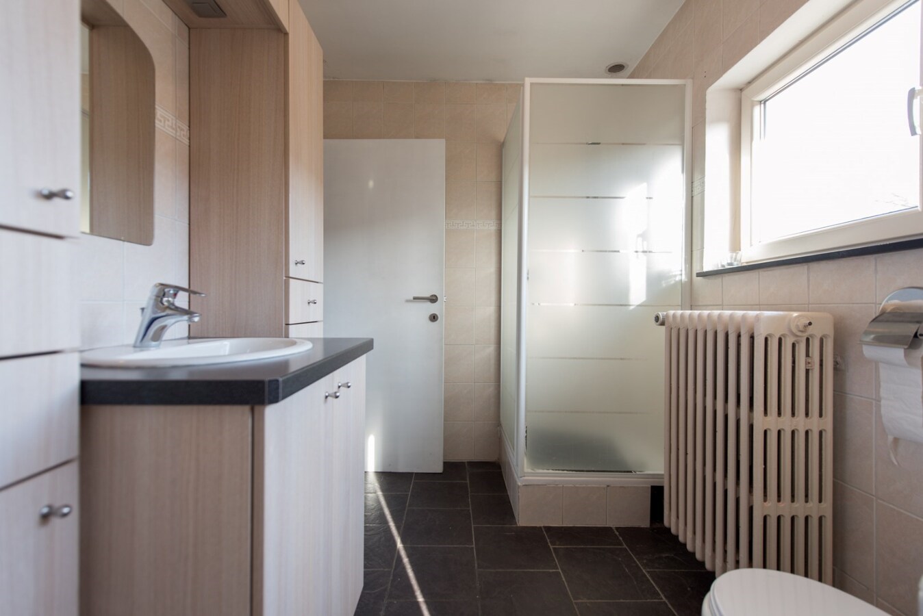 Hedendaagse woning met loods en bijgebouwen op 2.200 m² 