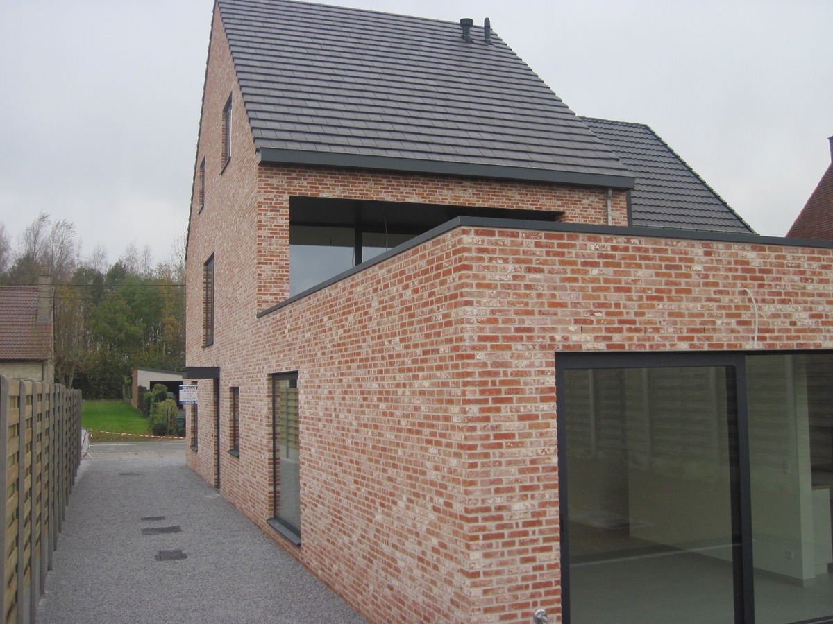 Splinternieuw ruim gelijkvloers appartement. 