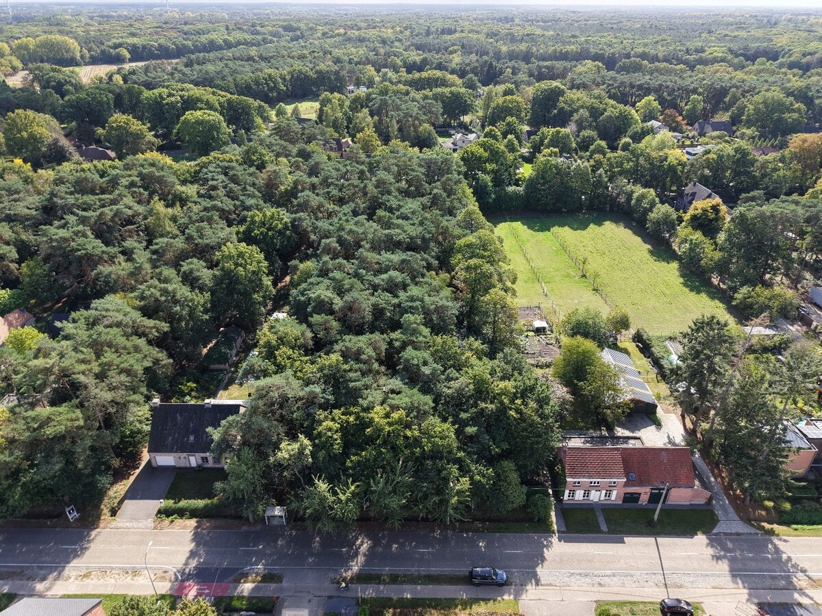 Ruim perceel bouwgrond van 2.708 m² met ideale zuidoriëntatie in Zoersel 
