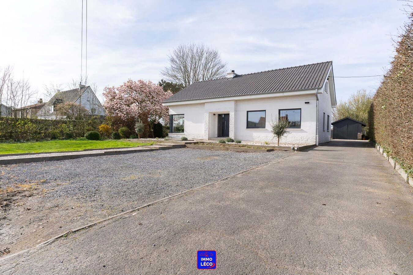 Villa "Semi Plain-Pied" érigée sur 1600m², grand parking, garage, jardin, COUP DE COEUR ! 