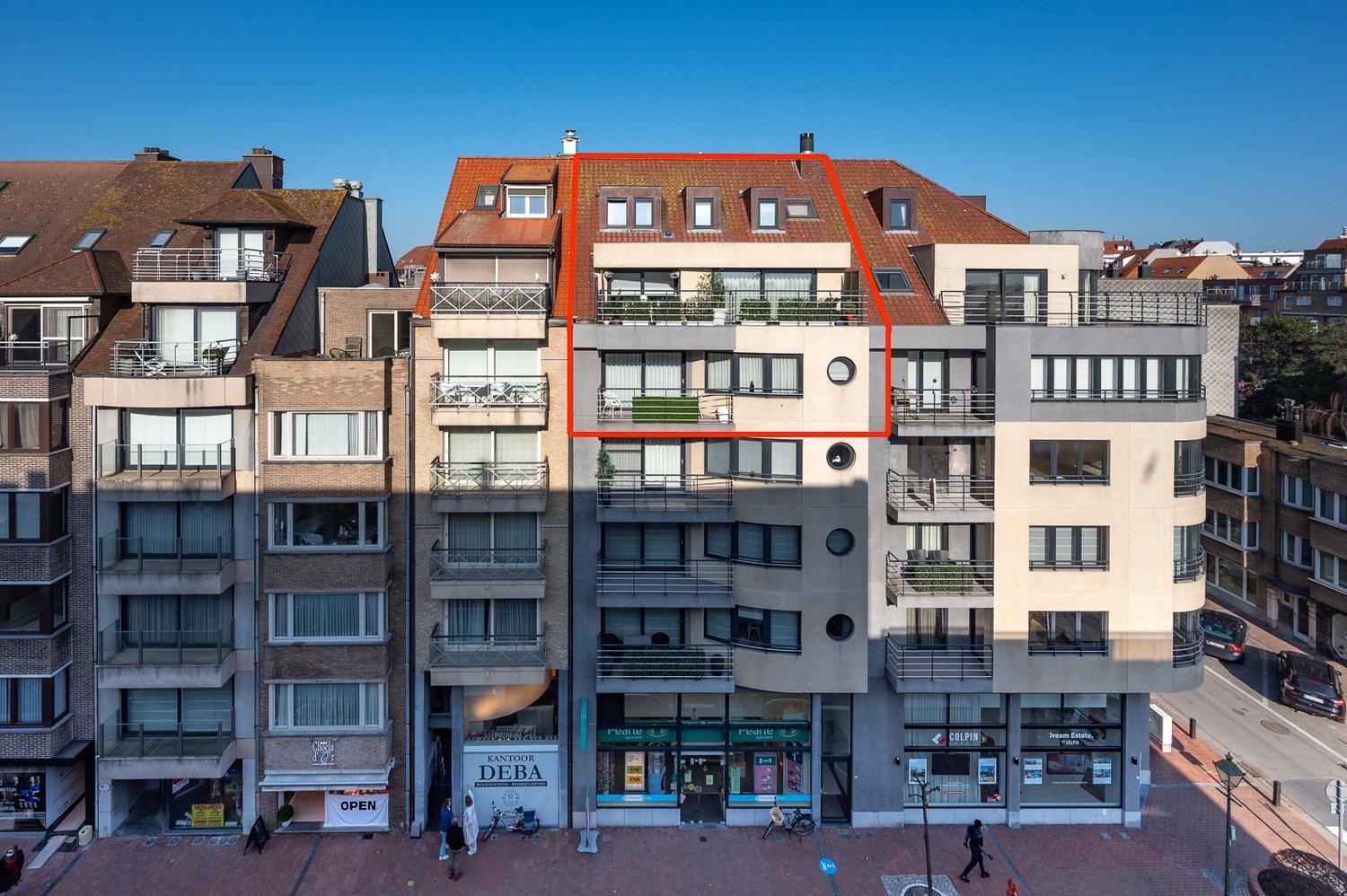 Uitzonderlijk appartement (232m2) met 4 slaapkamers en ruim terras op topligging met zicht over de kerk te Dumortierlaan. 