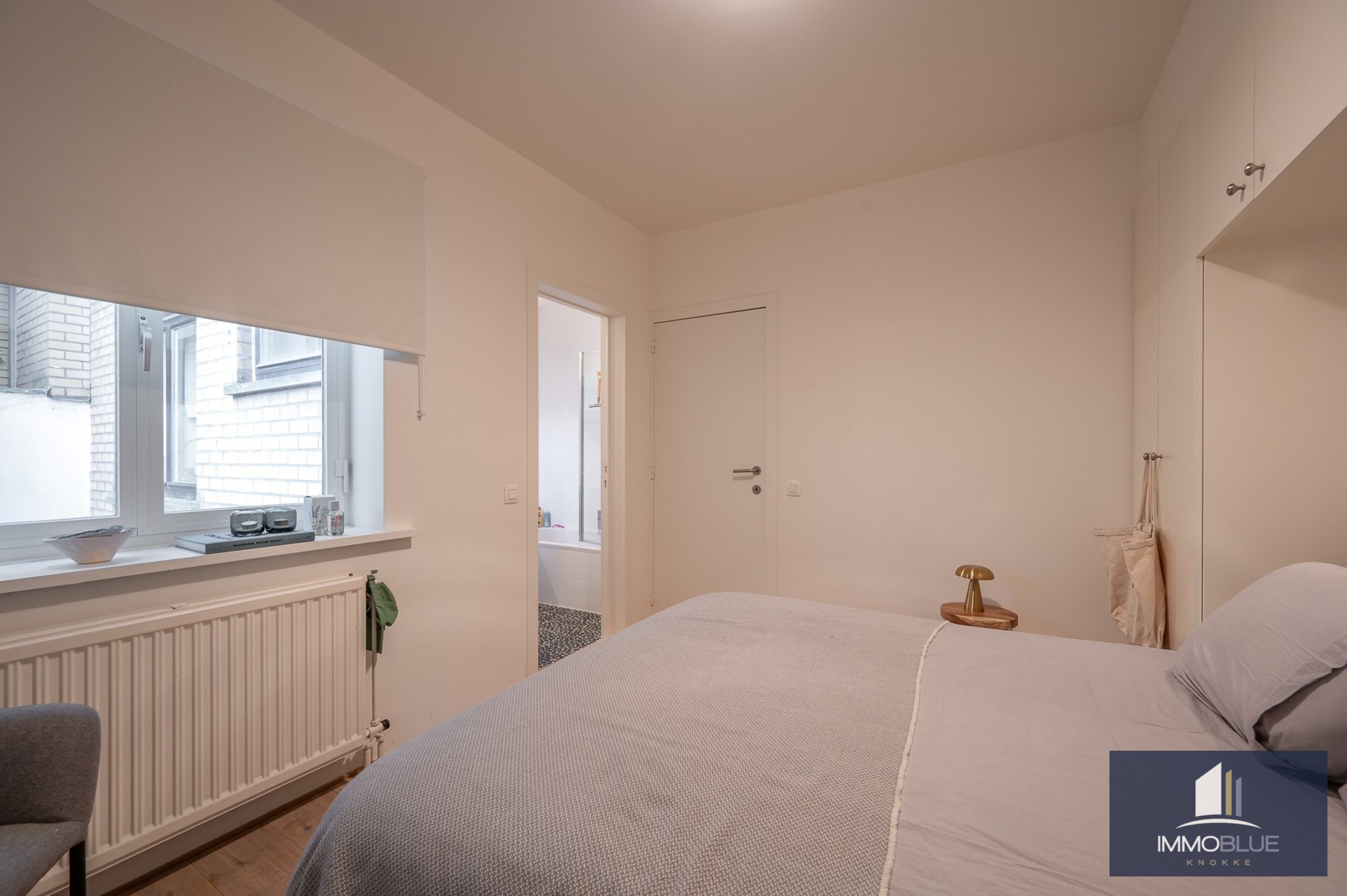 Stijlvol appartement met een gevelbreedte van circa 6 meter genietend van zijdelings zeezicht gelegen aan de Kustlaan. 