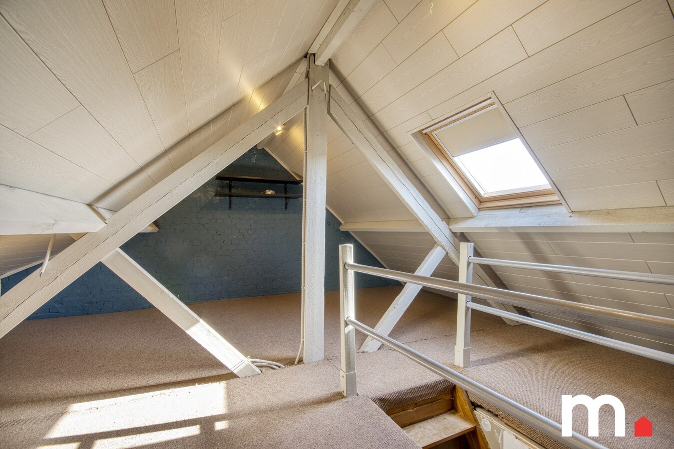 Instapklare woning te Ingelmunster met garage en uitweg achteraan! 