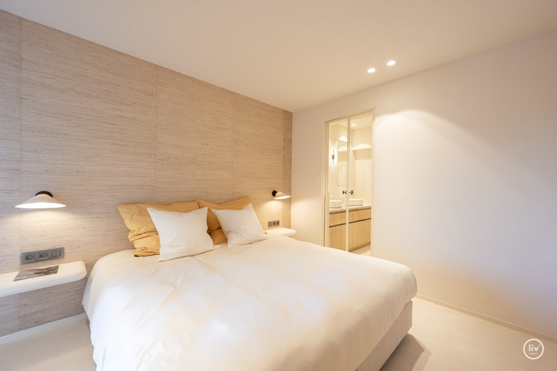 Appartement exceptionnellement rénové avec une largeur de façade impressionnante sur la digue - Knokke 