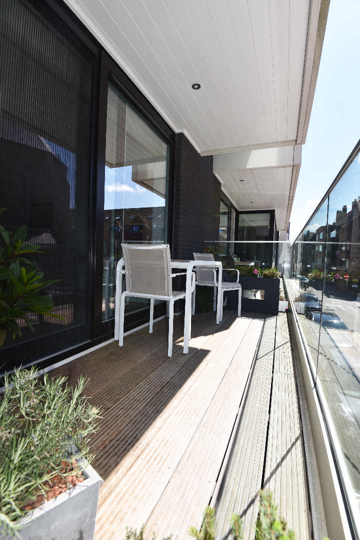 Recent en stijlvol app. met 2 slpks, kelders &amp; terras te Heist 