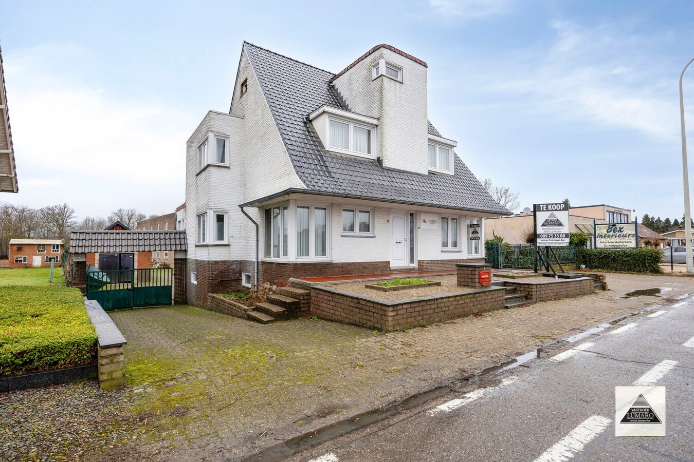 Woning met vergunde loods (300 m² x 2) en bijgebouw (50,50 m²). 