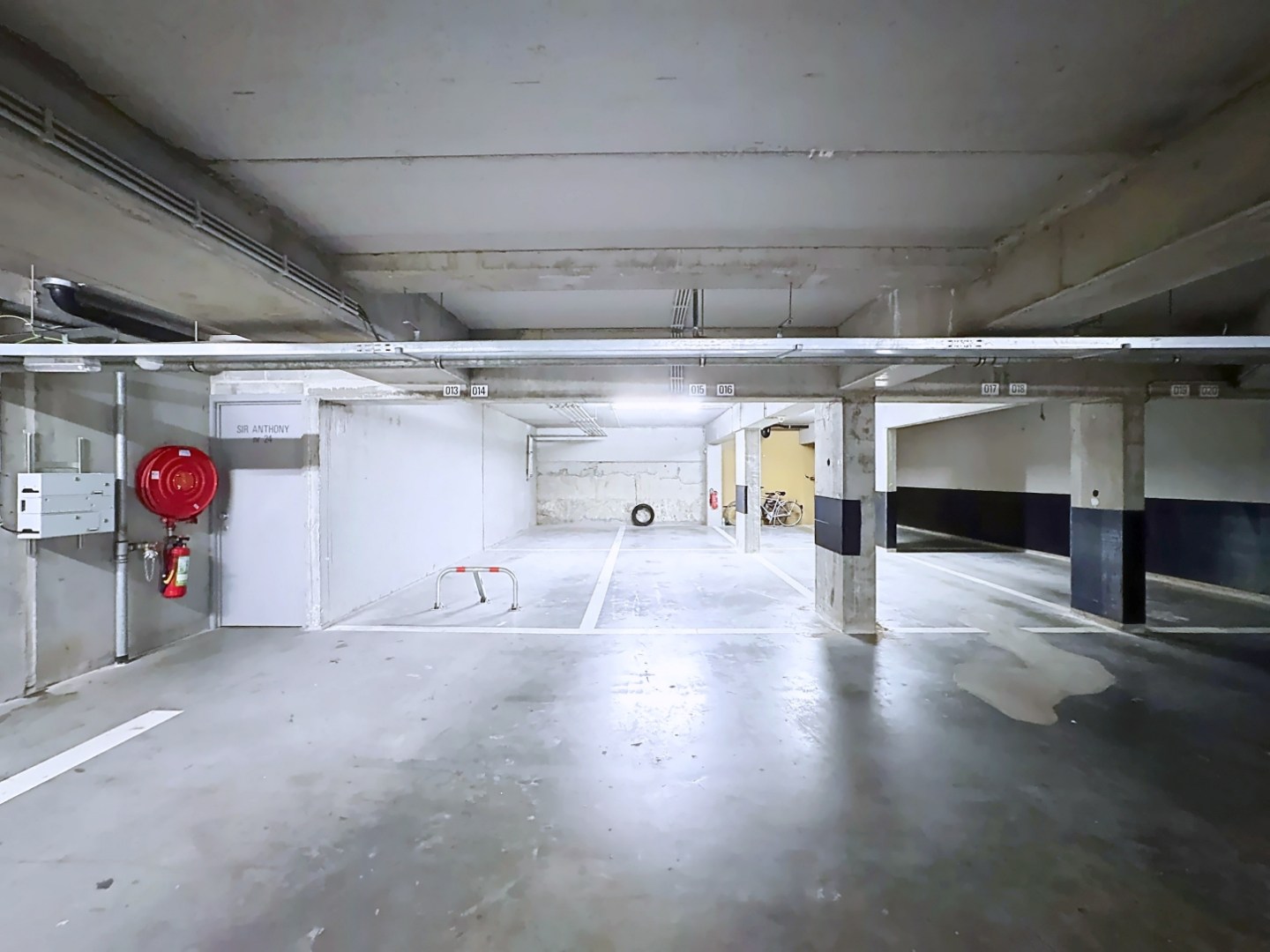 Centraal gelegen en makkelijk in te rijden dubbele autostandplaats 