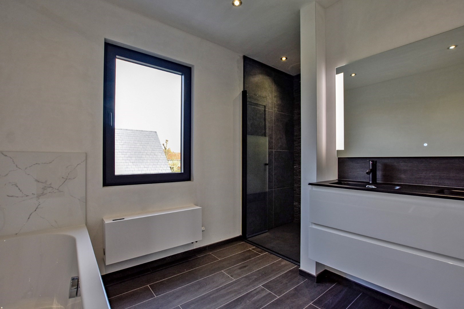 Exclusieve  energiezuinige villa (BEN-woning) met 4 slaapkamers en inpandige garage te Koksijde. 