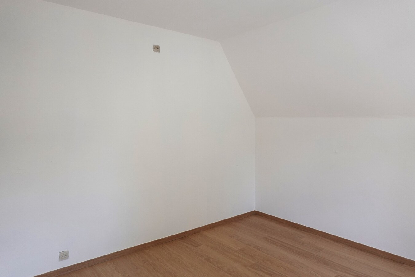 Te huur: ruime woning met 5 slaapkamers, tuin en garage 