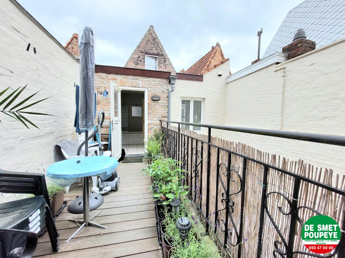 Commerciële winkelruimte met bovenliggend appartement 