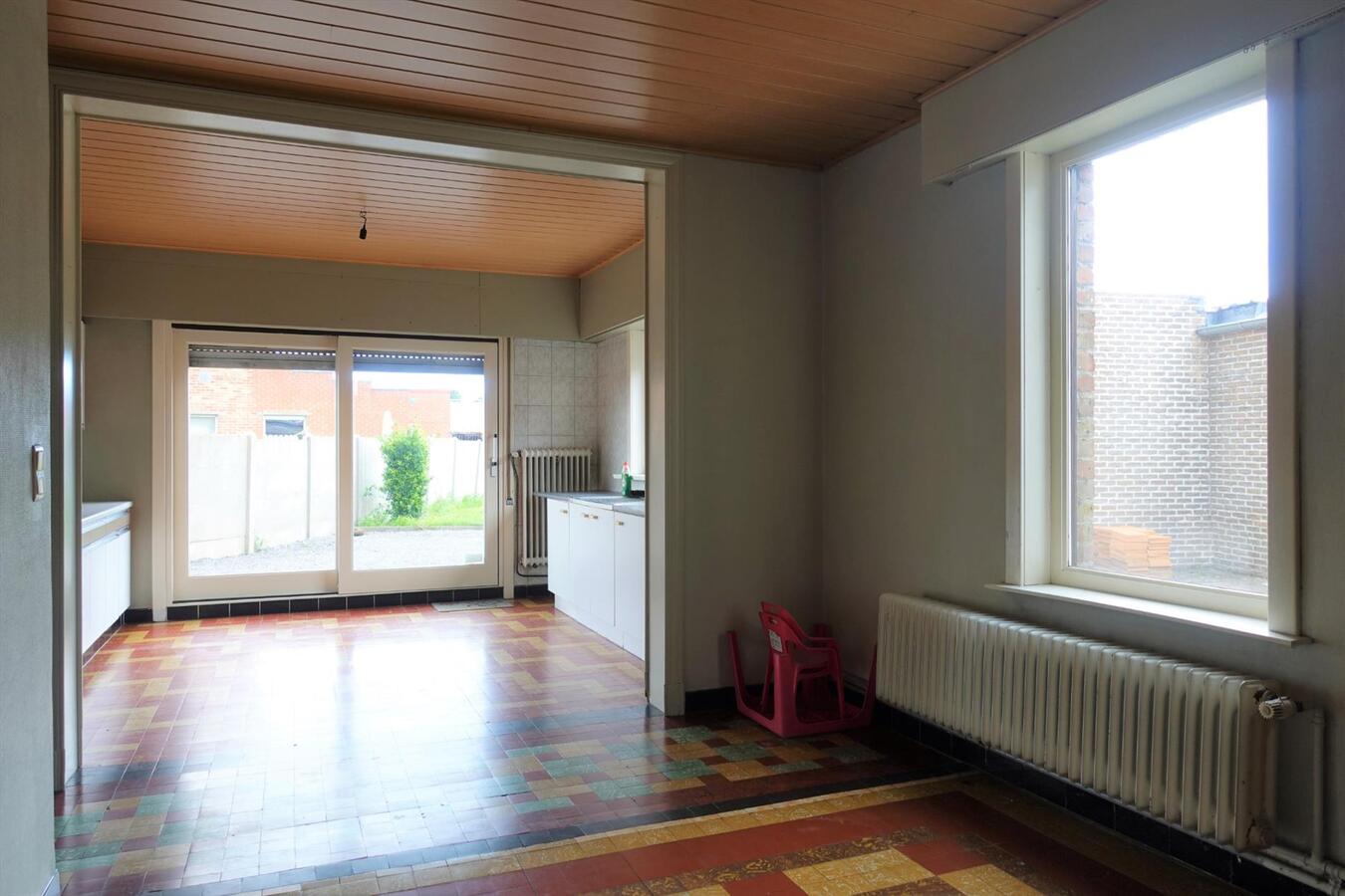 Ruime, op te knappen woning in centrum Zerkegem 