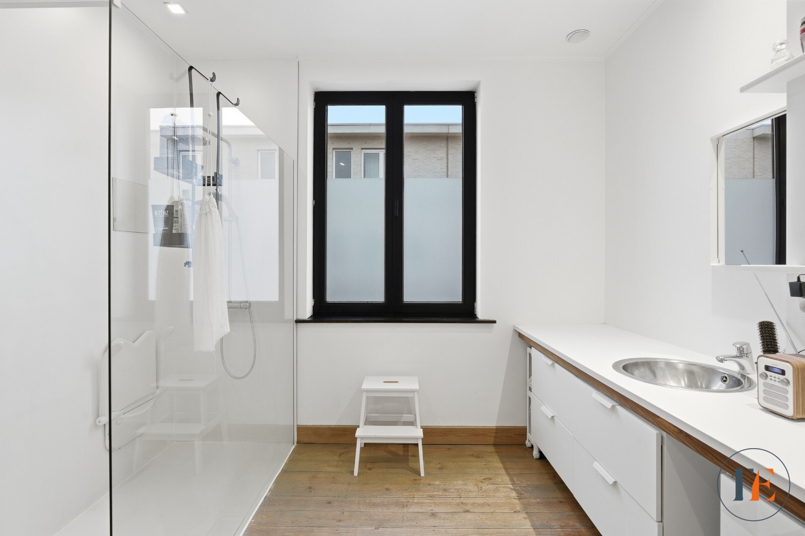 Gezellige eengezinswoning met buitenruimte met INSTELPRIJS 