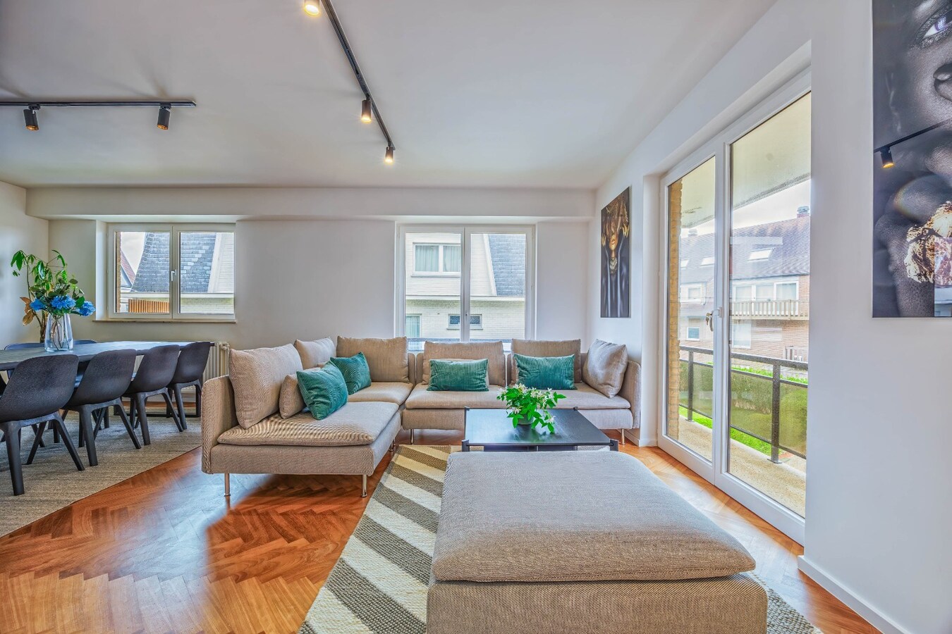 Stijlvol gerenoveerd hoekappartement met 3 slaapkamers op toplocatie te Duinbergen, vlakbij de Zeedijk. 