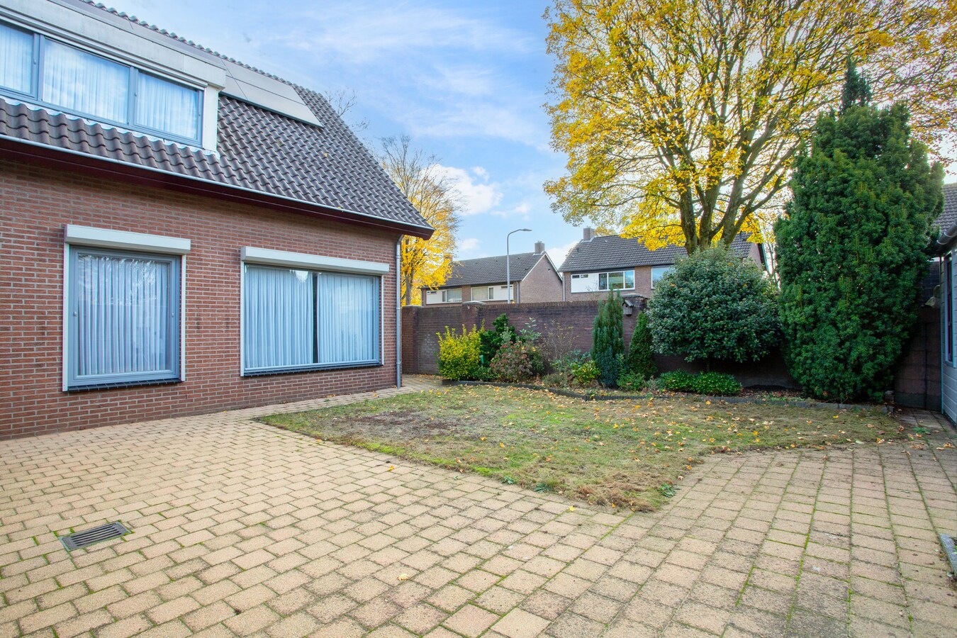 Degelijke vrijstaande woning met groot bijgebouw gelegen op een hoekperceel in Hooge Mierde. 
