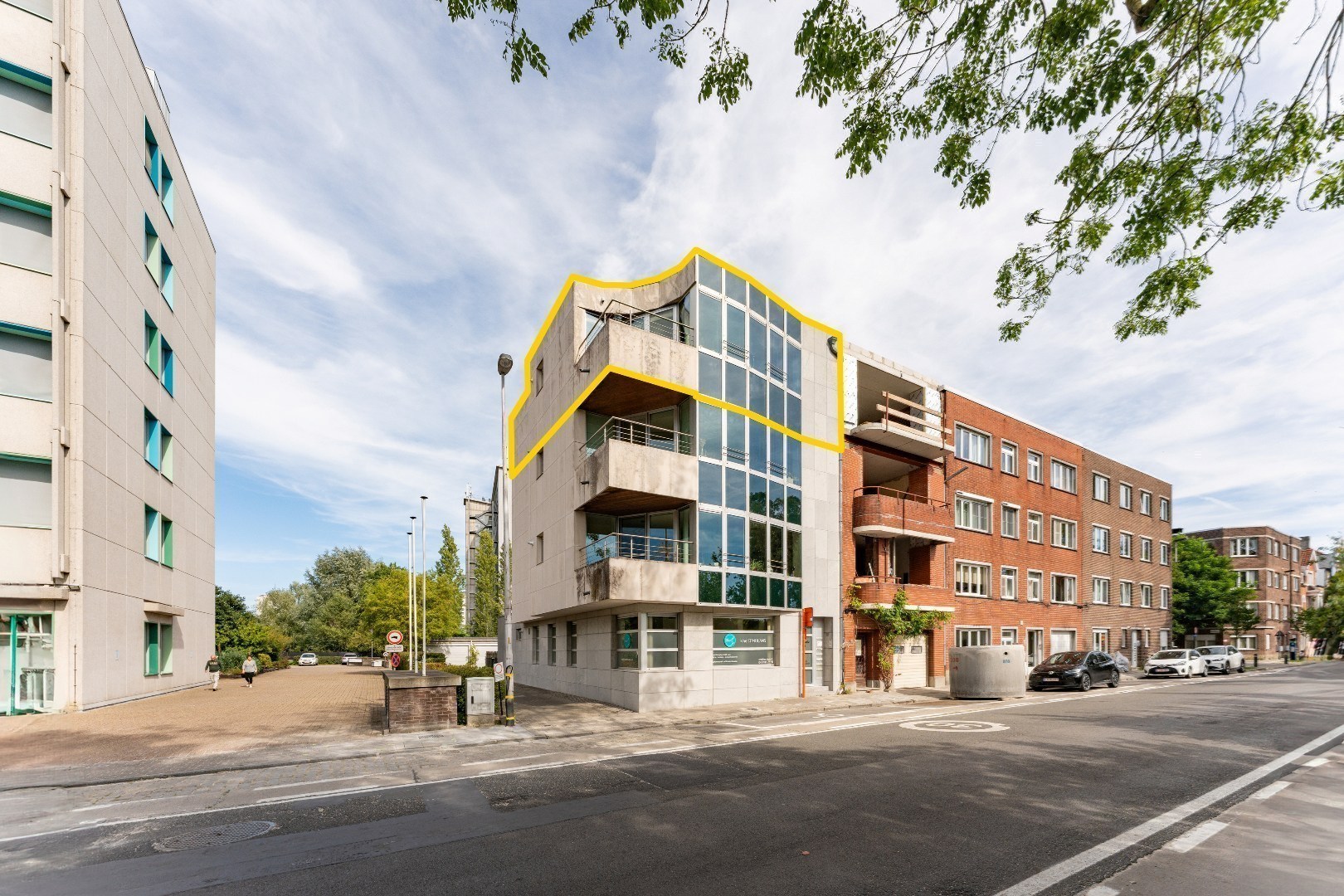 Ruim en licht 2 slaapkamerappartement nabij St-Pietersstation. 