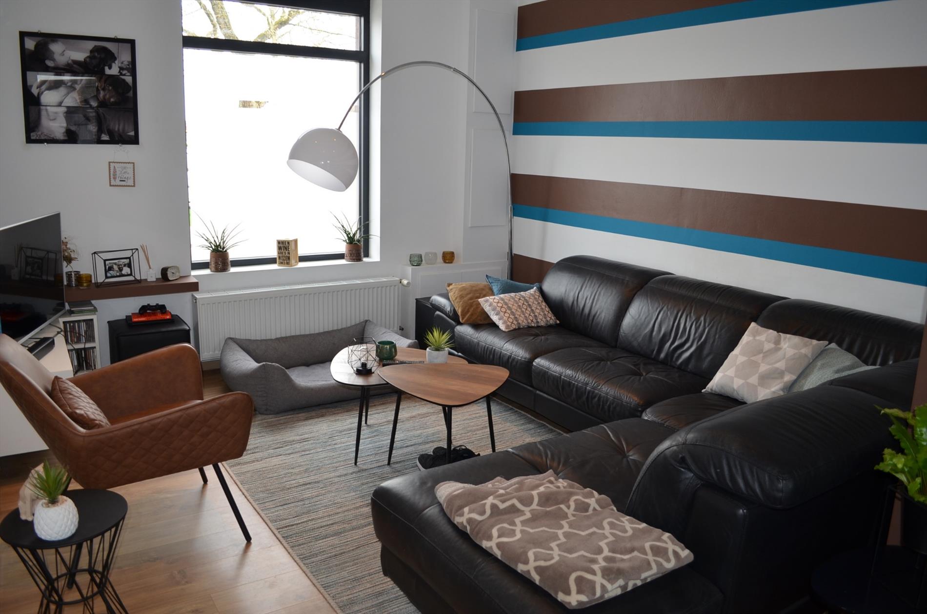 Knap gerenoveerde gezinswoning met  2 slpks (mogelijkheid 3), carport en tuin goed gelegen te Aalter 