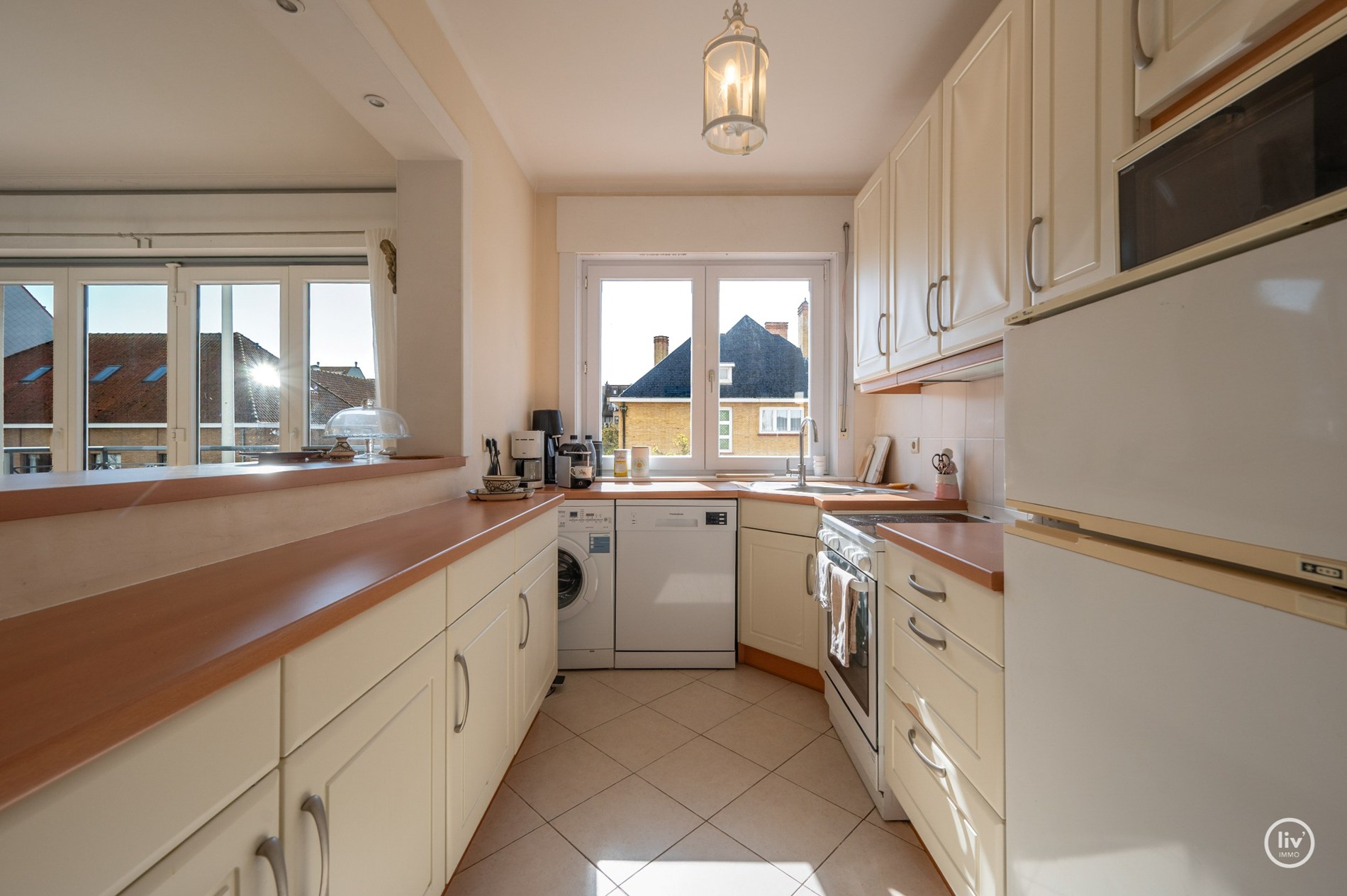 Zonnig HOEKappartement gelegen op de Van bunnenlaan met zicht op de Heilighart kerk te Knokke. 