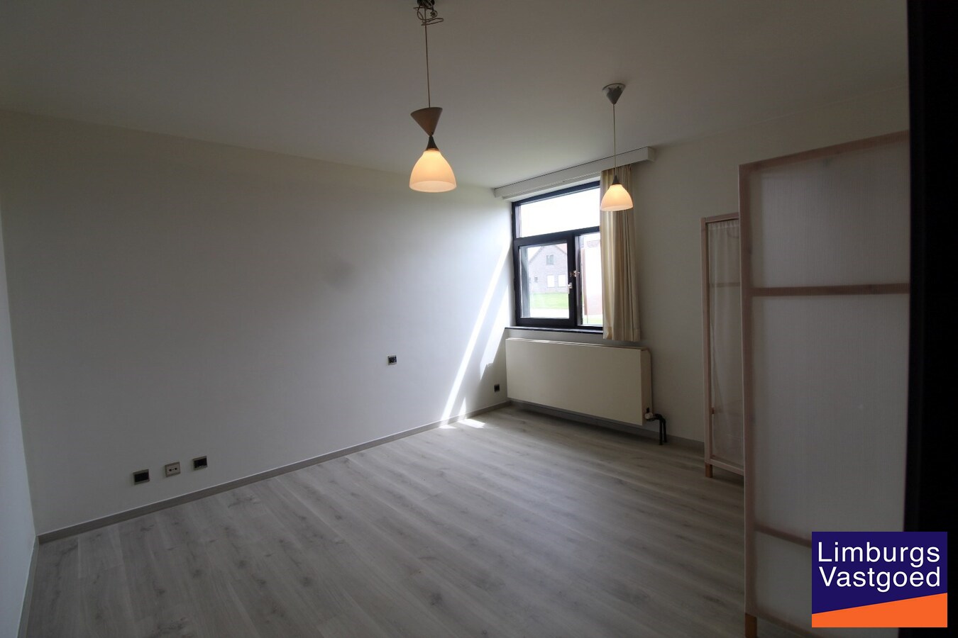 Ruime villa, 308m², 4 slpk, uitzicht op velden, 19a49ca 