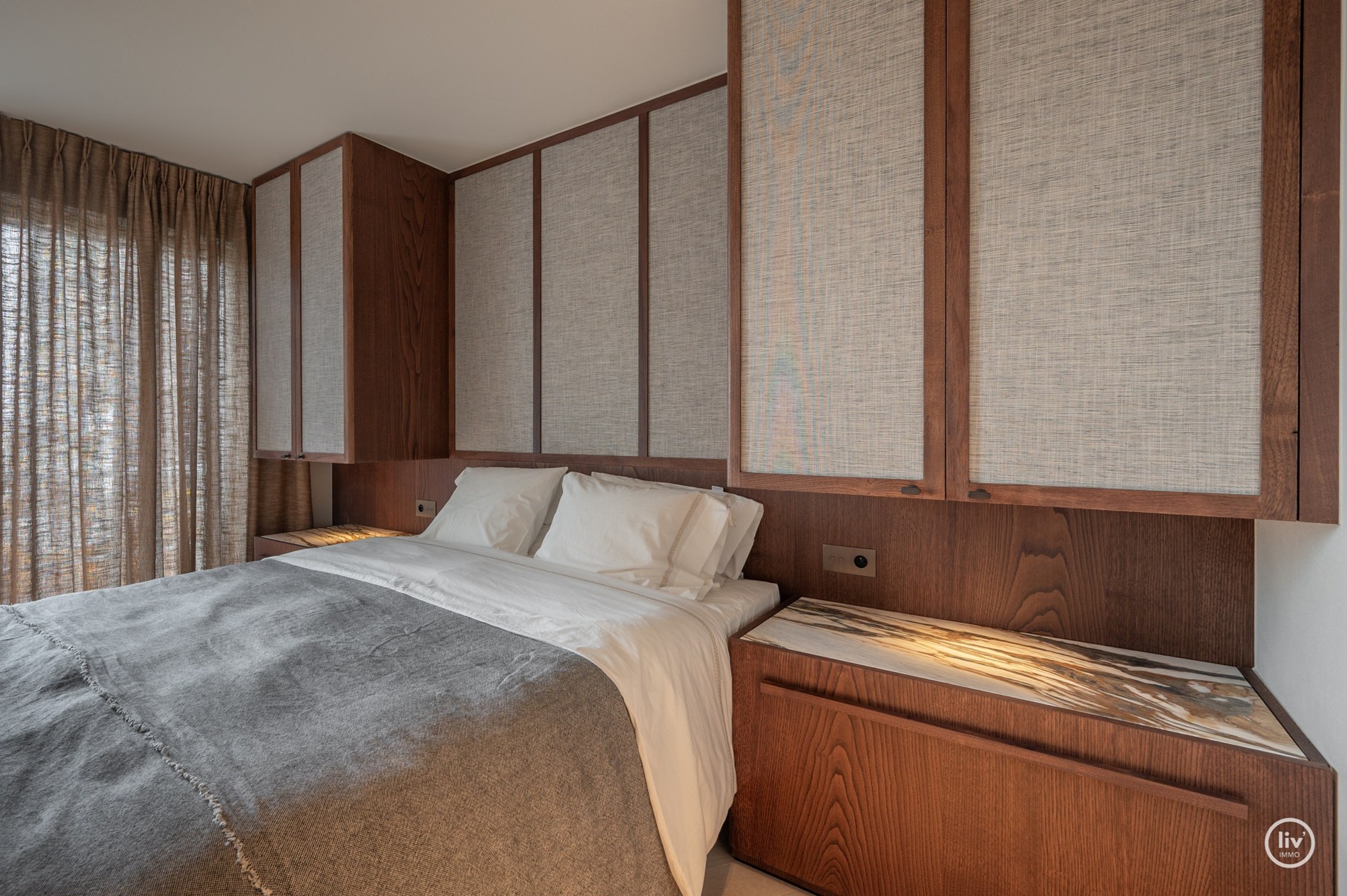 Volledig en subliem gerenoveerd zuid-west georiënteerd hoekappartement in een prestigieuze villaresidentie in het hart van het Zoute. 