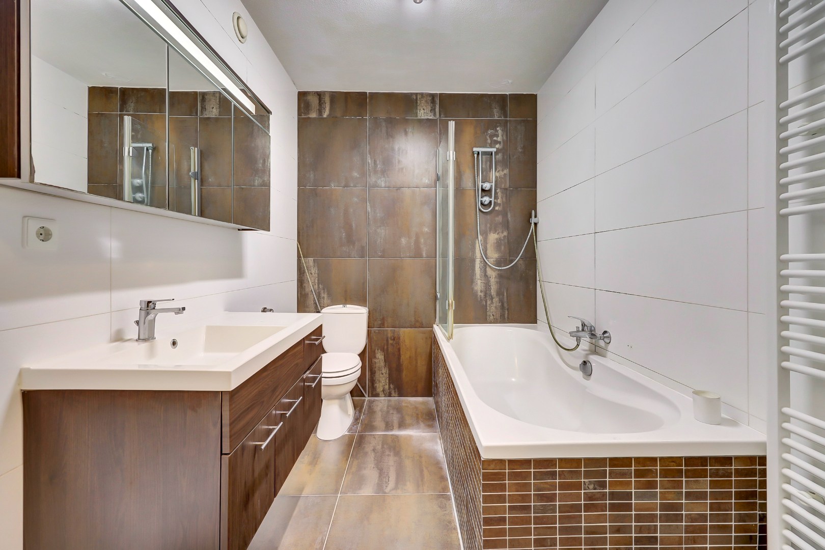 In de jonge woonwijk Nesselande in deelplan Haag en Park gelegen 5 kamer tussenwoning met houten berging en parkeerplaats op 131 m² eigen grond. 