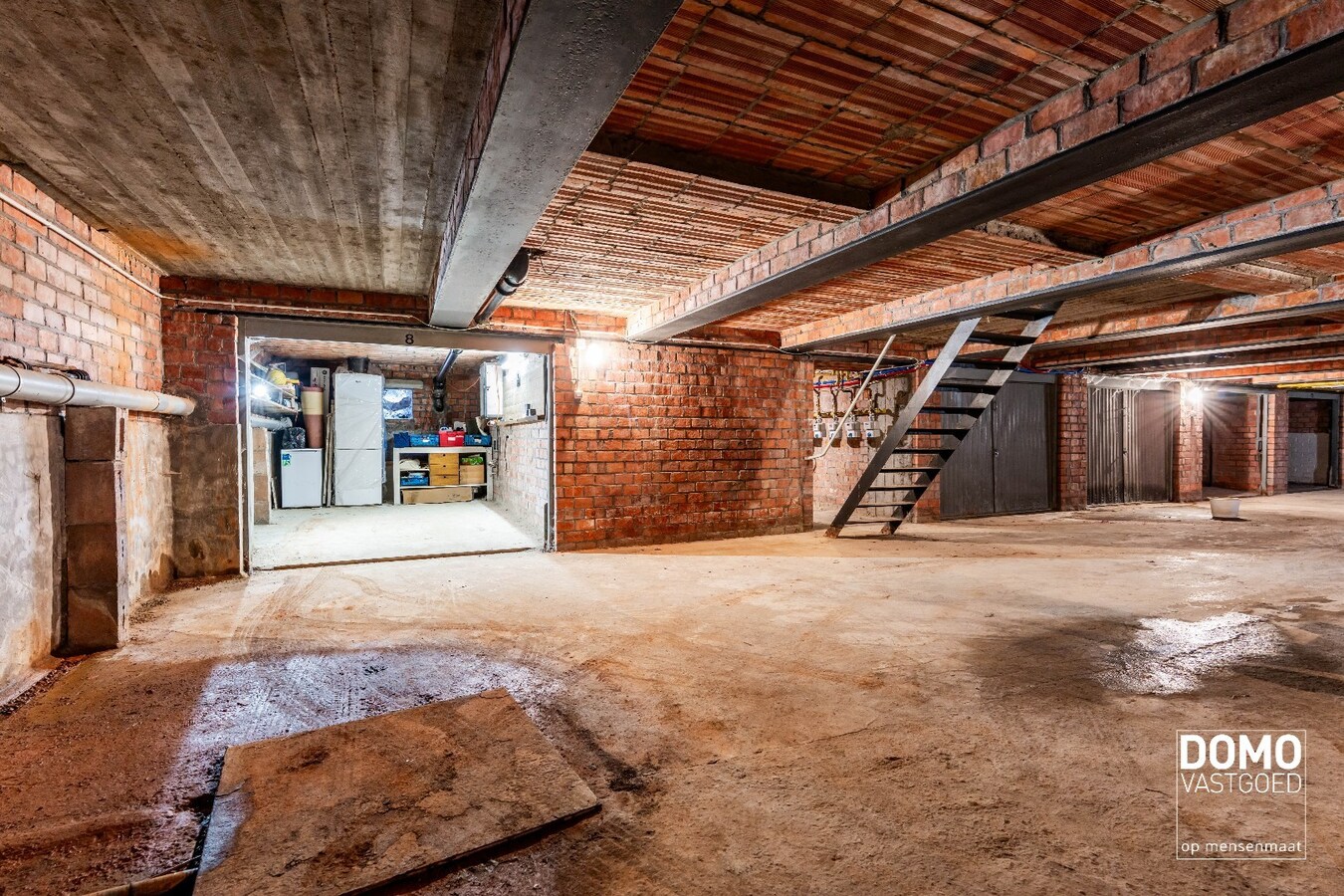 RUIM APPARTEMENT MET 2 SLAAPKAMERS, 2 ZOLDERKAMERS EN 2 GARAGES TE RUNKST 