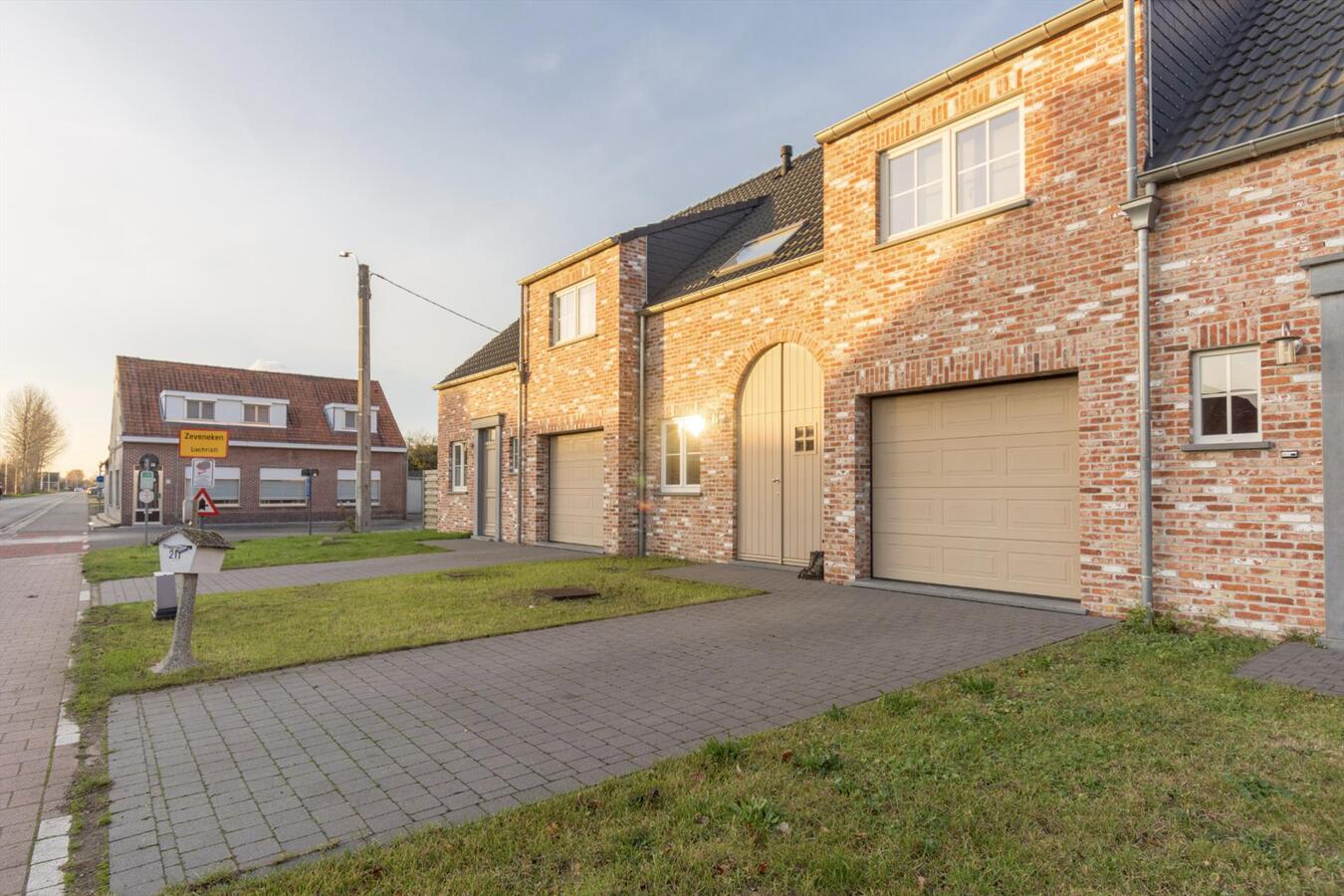 Goed gelegen recente pastoriewoning 
