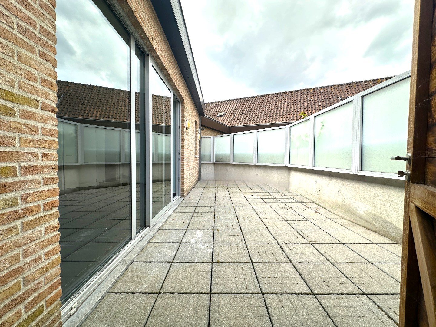 Lichtrijk appartement met 1 slpk en groot zonnig terras, hartje Torhout 
