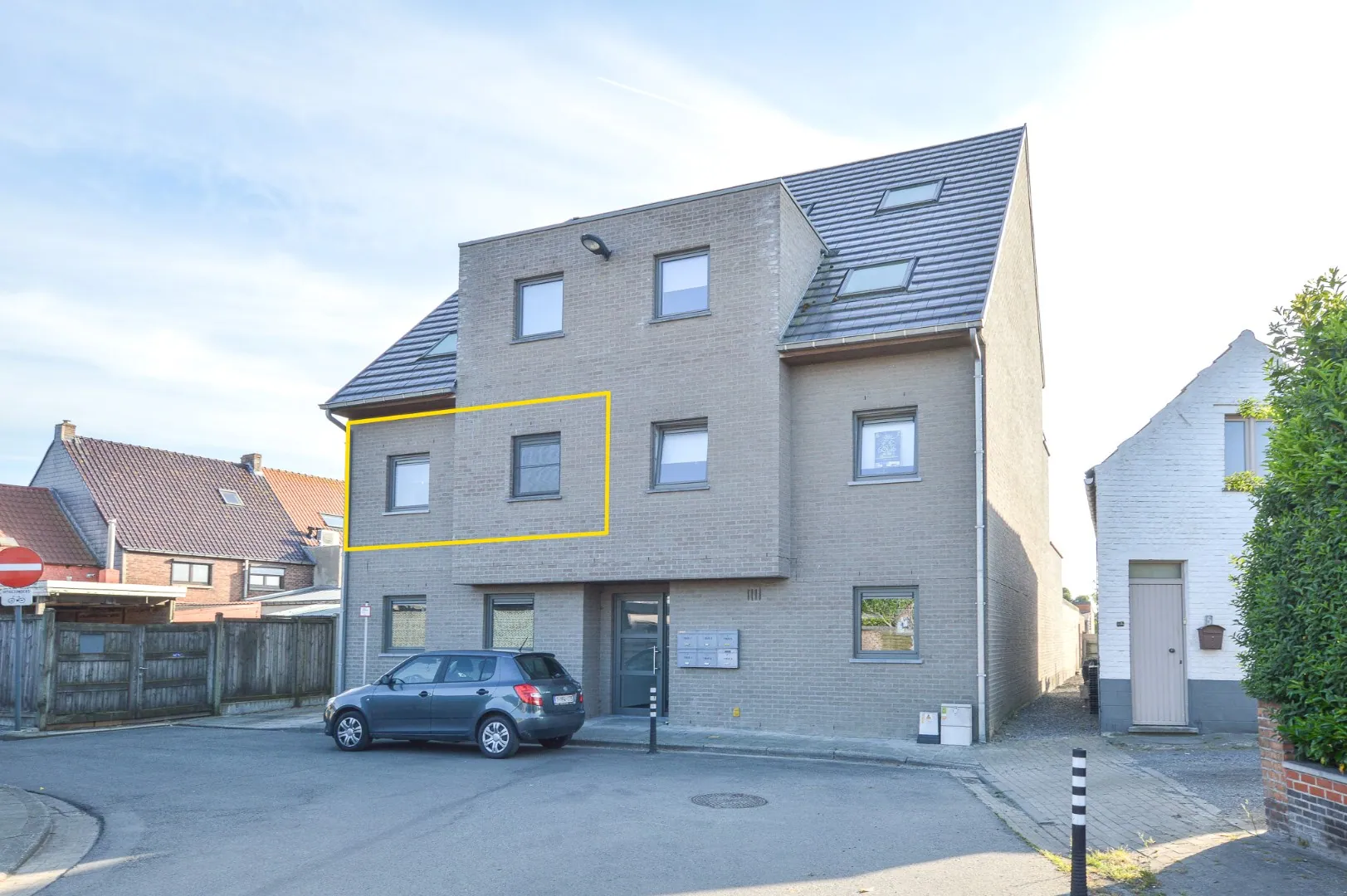 Recent appartement te huur met autostaanplaats in Oudenburg.