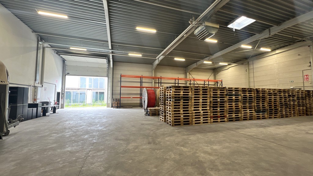 Bedrijfspand te huur in bedrijvenzone vlakbij E17 in Lokeren