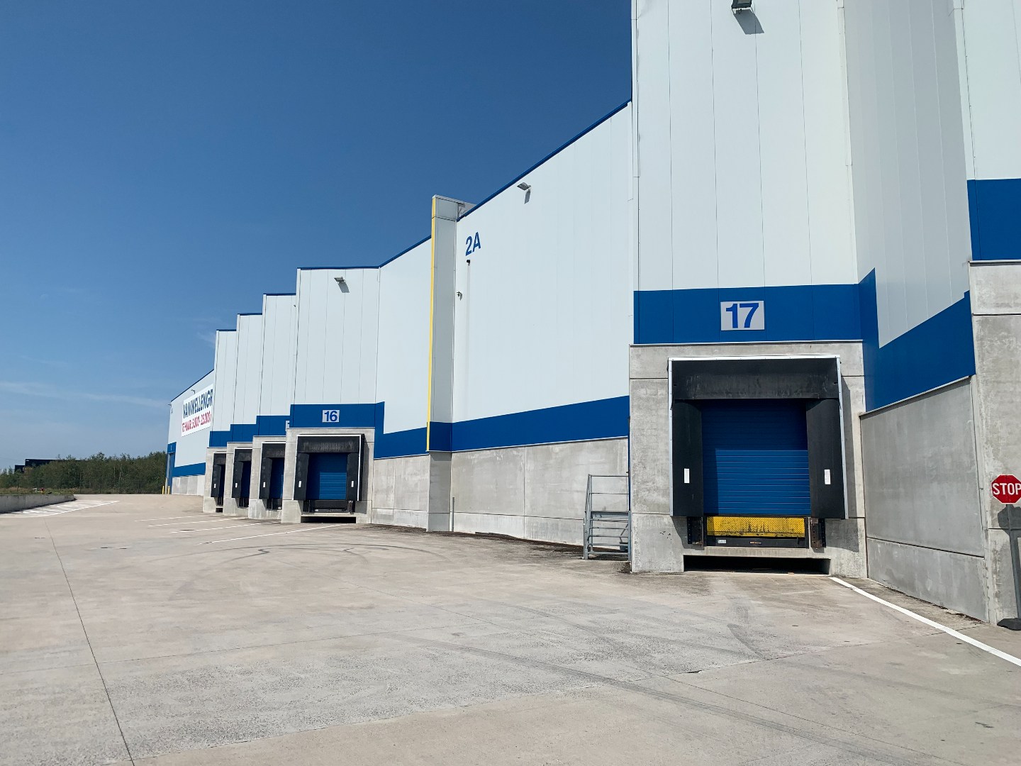Magazijnen en kantoren te huur aan E313 in Grobbendonk