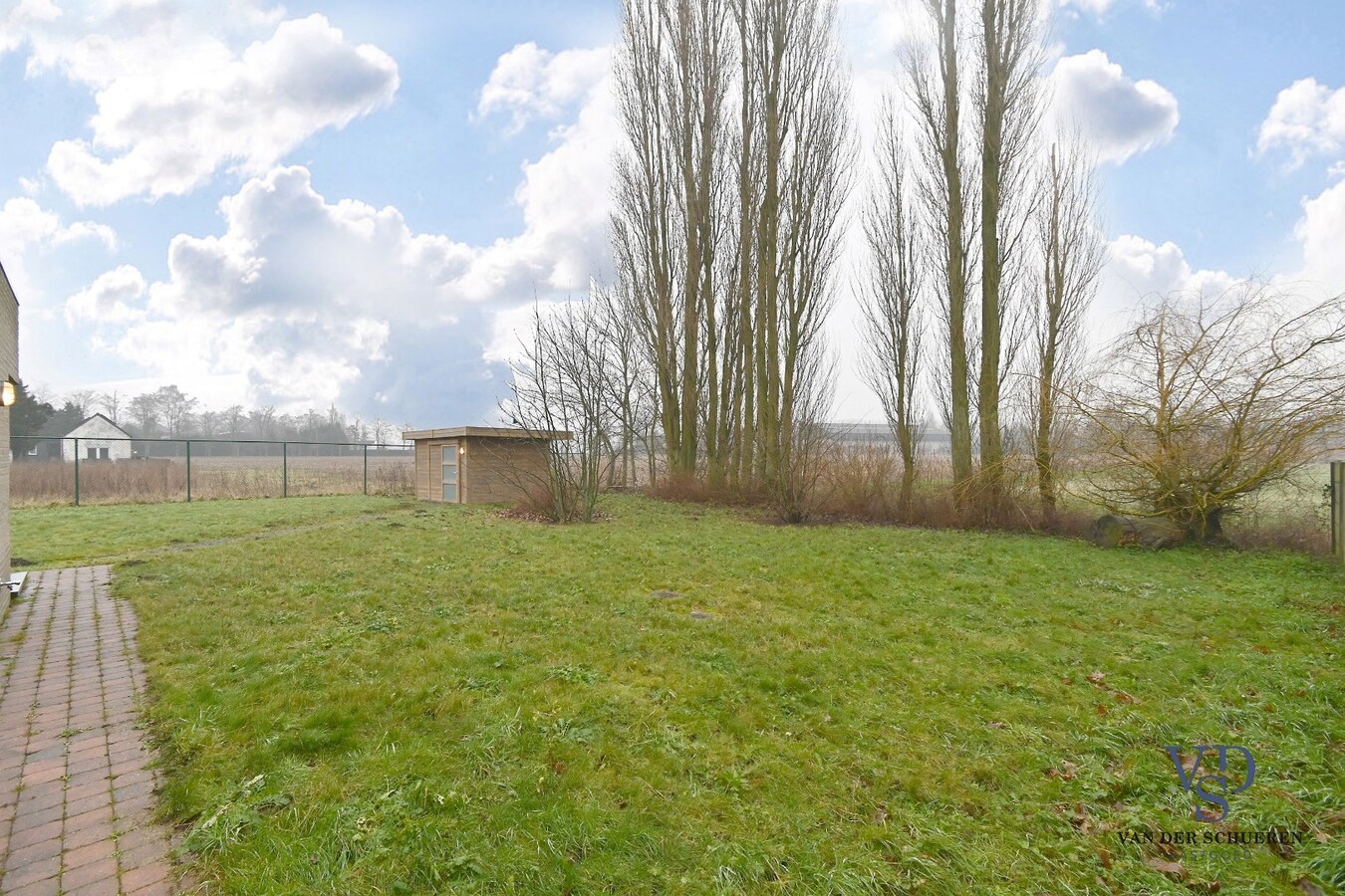 Ruime Half Open, op een commercieel gunstige ligging 