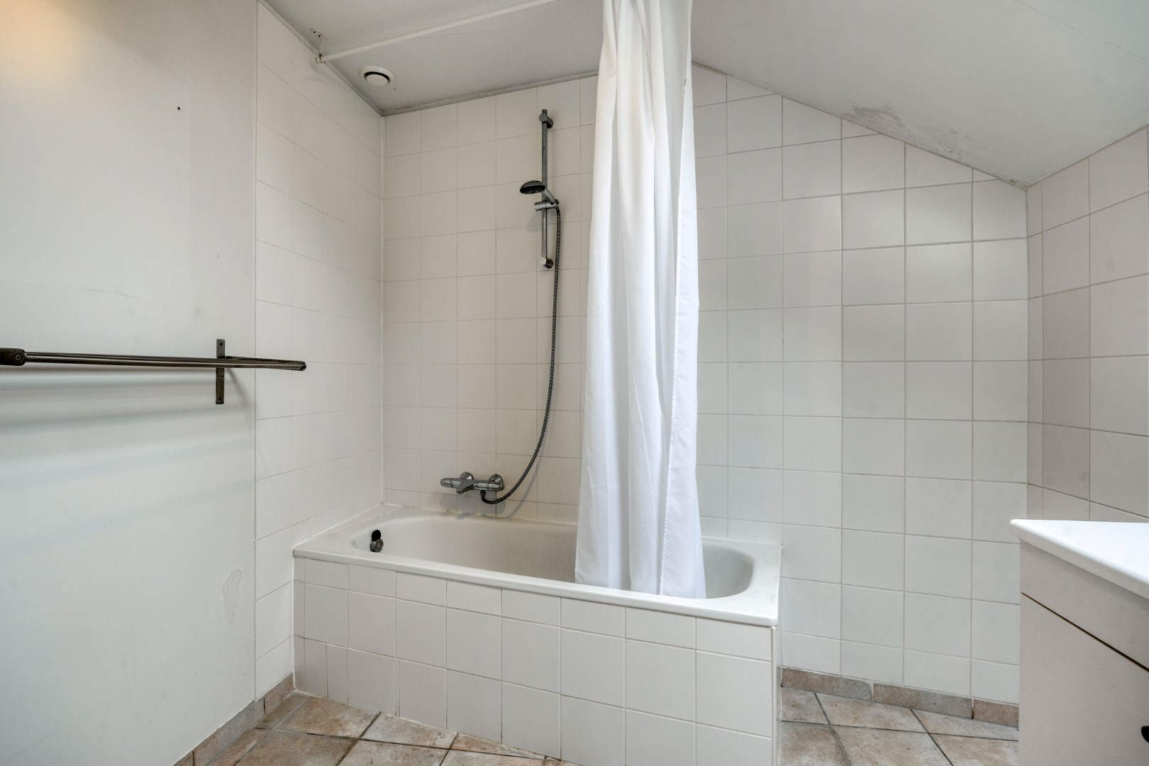 Appartement met 3 slaapkamers, autostaanplaats en terras in het centrum van Lubbeek – EPC 220 kWh/m² - bewoonbare opp. 182 m² 