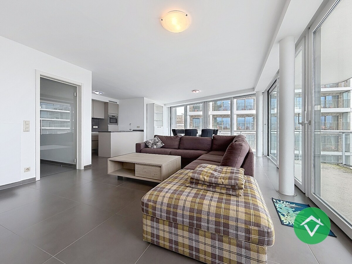 Gemeubeld appartement met 2 slaapkamers en ruim terras te Oostende 