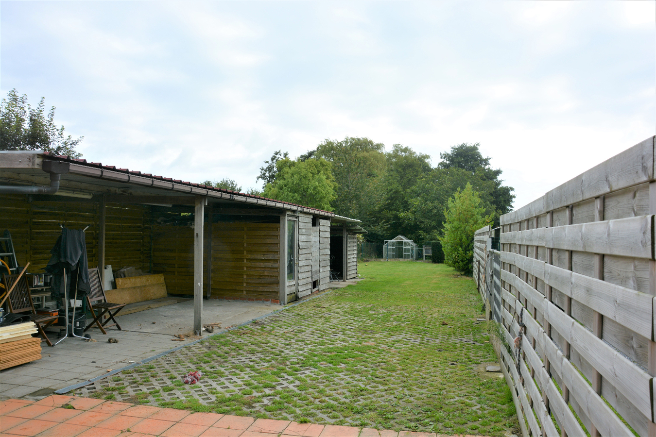 Half-open woning met grote tuin te Aartrijke 