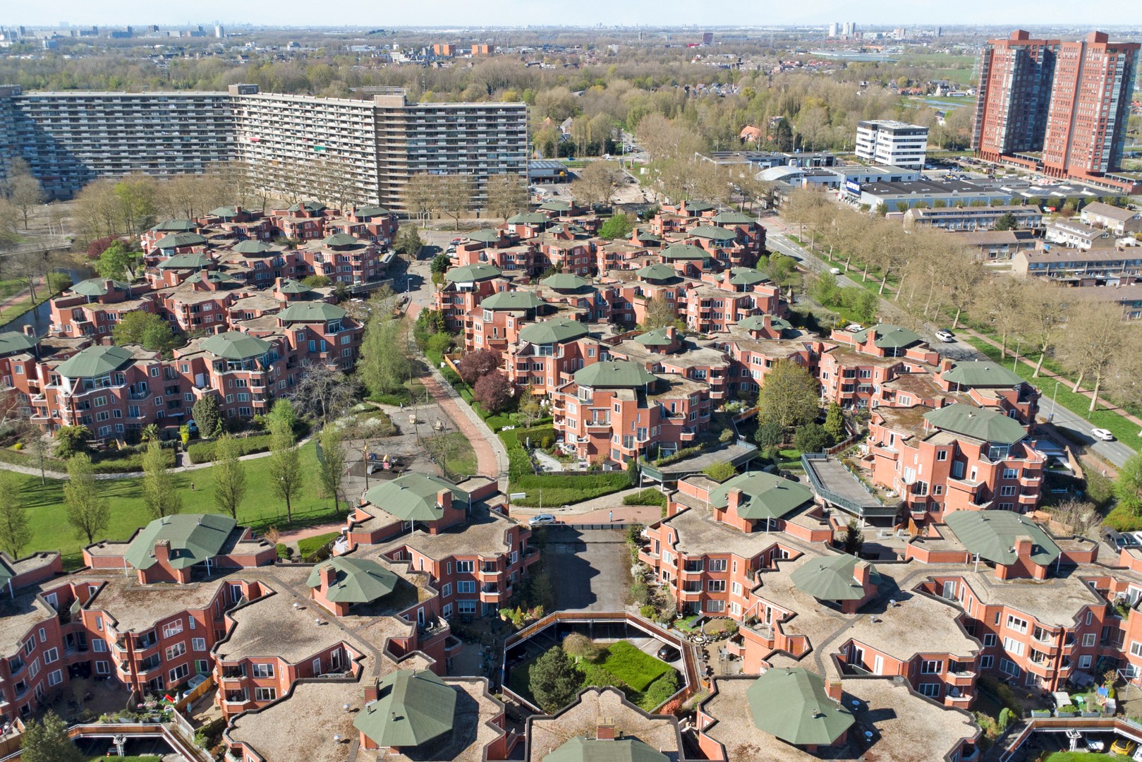 Instapklaar 3-kamer appartement op de 4e en 5e verdieping met ruim zonnig terras, eigen parkeerplaats in de parkeergarage, berging in de onderbouw en gelegen op eigen grond. 