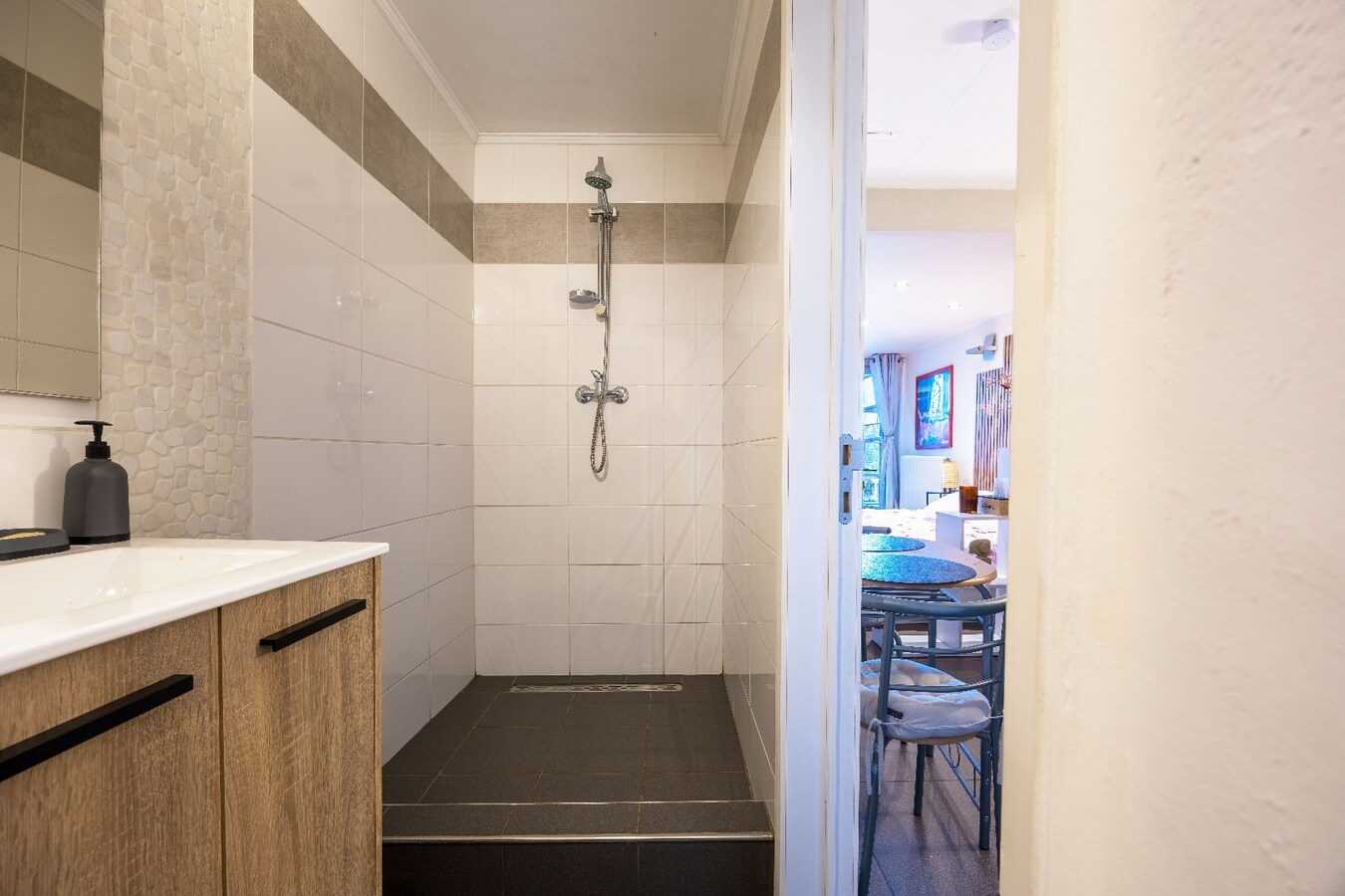 Ruime en veelzijdige bel-étagewoning met 5 slaapkamers, zuidgerichte terrassen en studio/praktijkruimte nabij de zeedijk. 