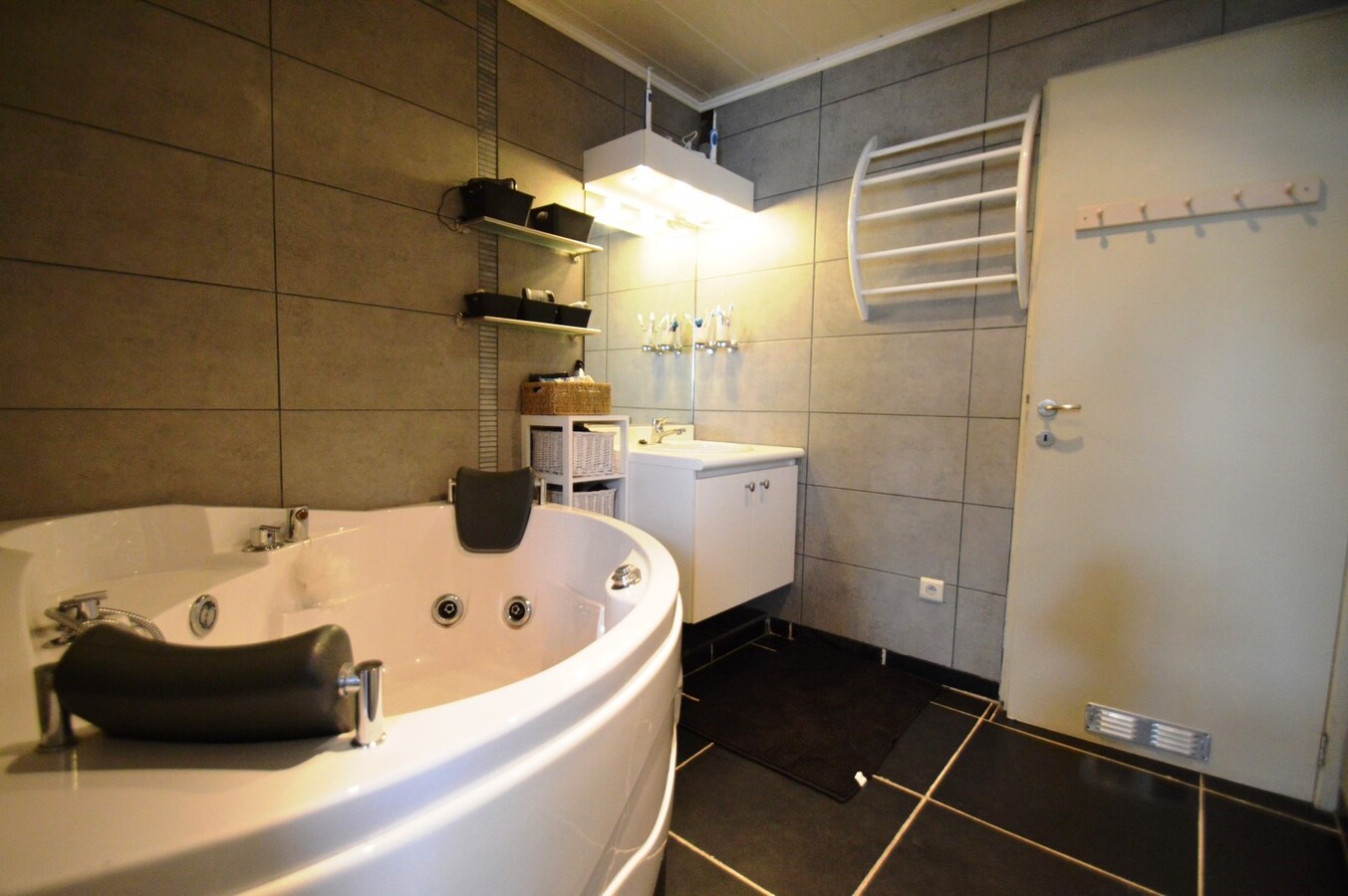 Mooie woning met hangar en ingericht appartement - Duinbergen 