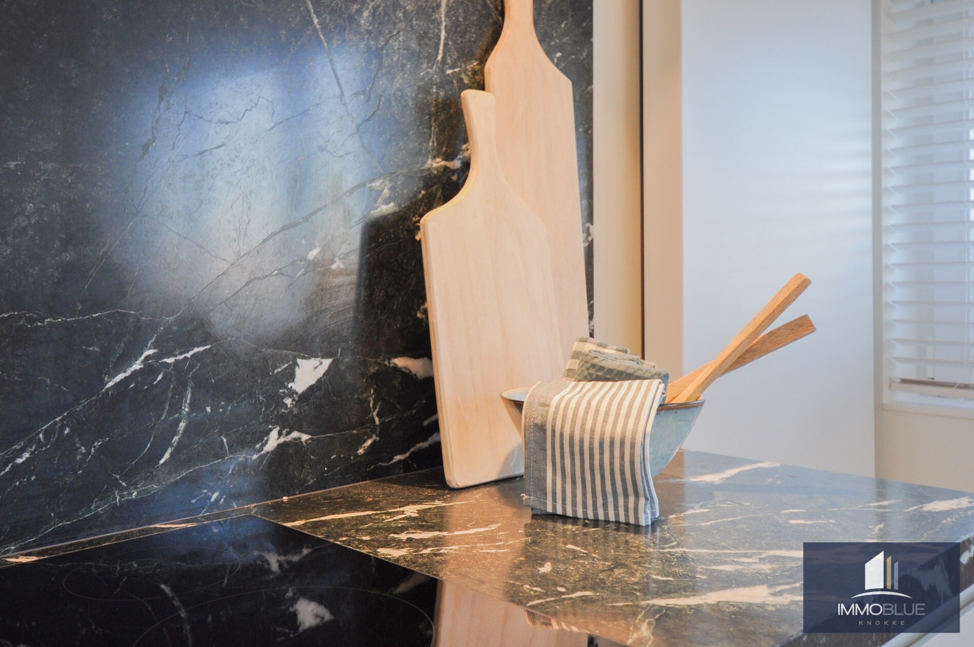 Appartement entièrement rénové et situé au calme, offrant une vue magnifique sur le Zegemeer. 