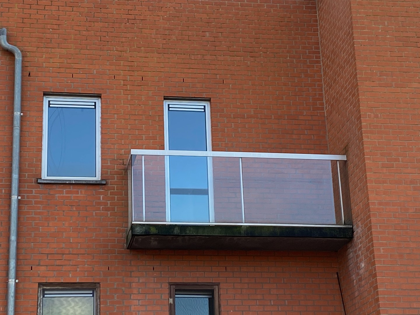 Centraal gelegen (verhuurd) appartement met twee slaapkamers en autostaanplaats! 